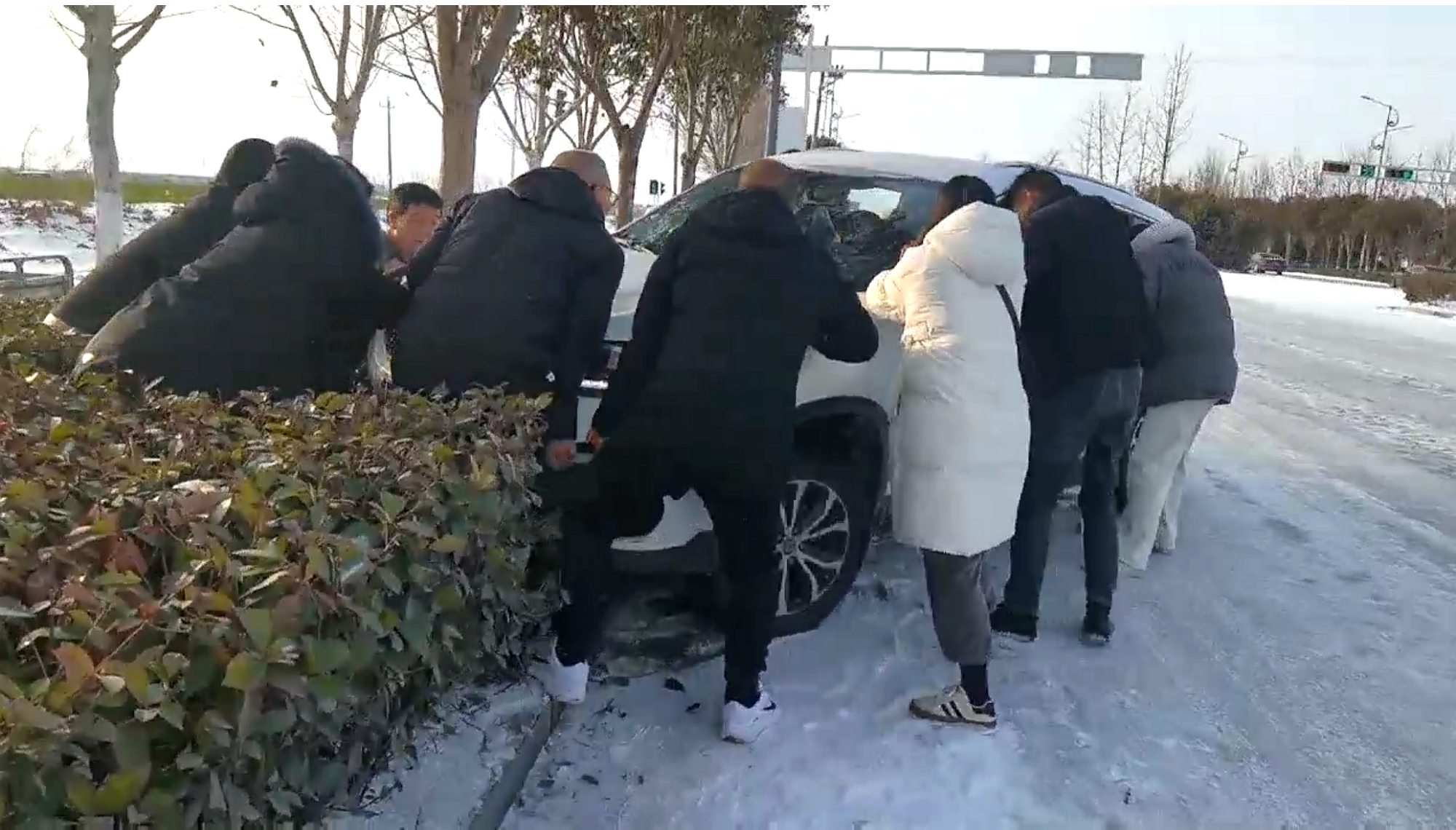 雪大路滑车辆受困  渝运集团驾驶员施救脱险