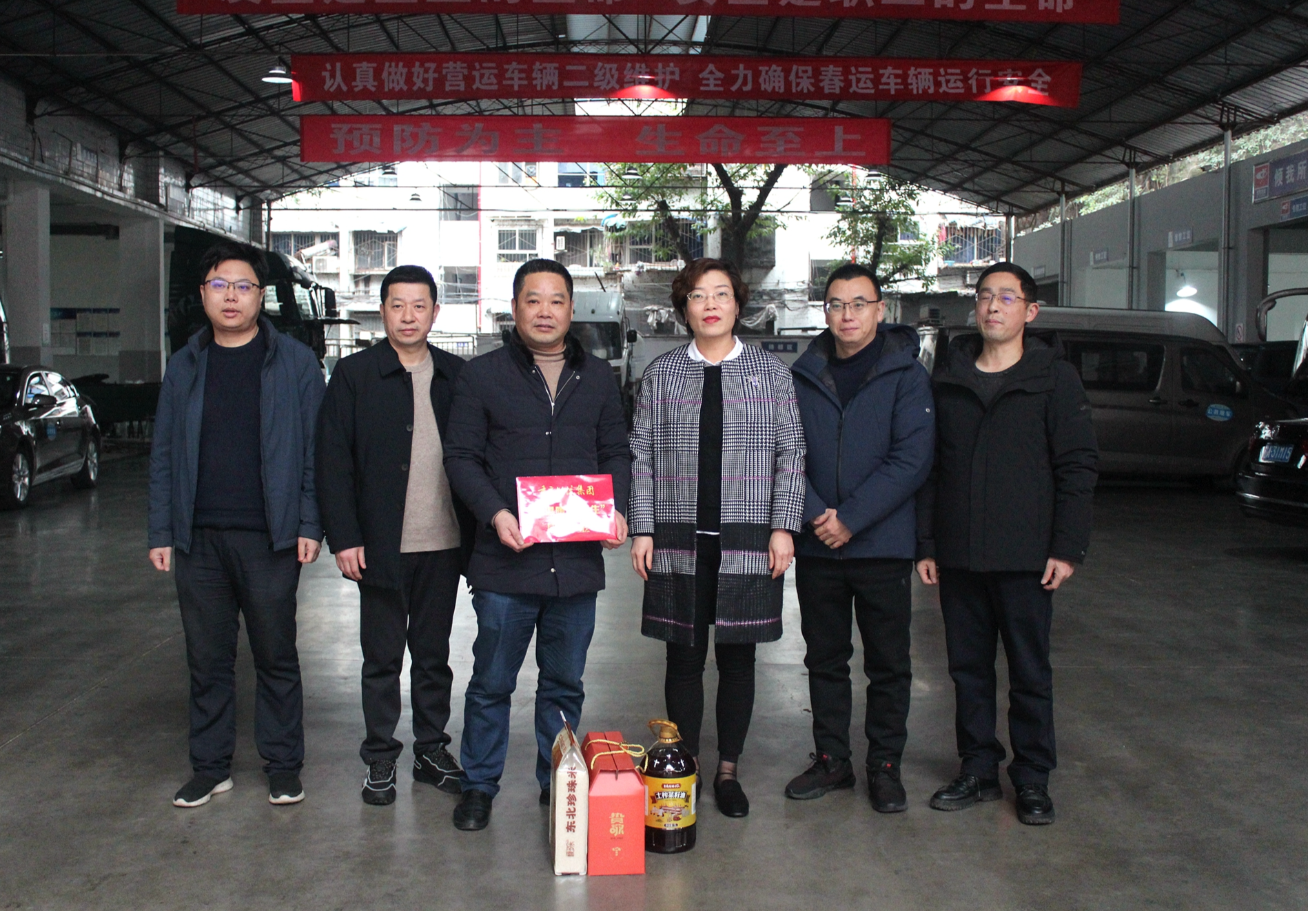 重庆物流集团党委委员、财务总监李青到渝运二分公司慰问一线职工并检查督导春运安全生产工作